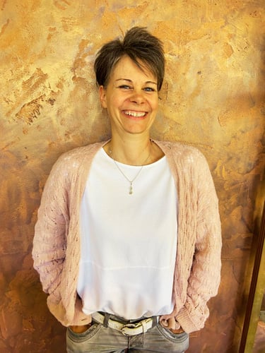 lachende Stephanie Kabelin von Kopf bis Hüfte