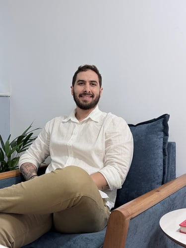 Vitor Nascimento, psicólogo clínico, em ambiente de consultório.