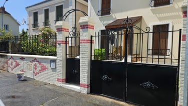 Ravalement d'un mur avec portails en acier