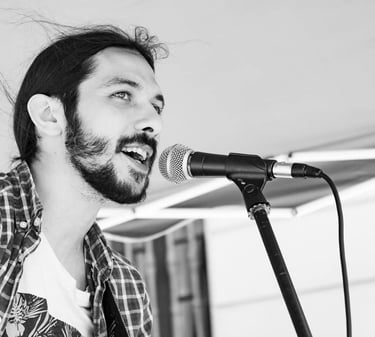 Adrián Torres durante un concierto