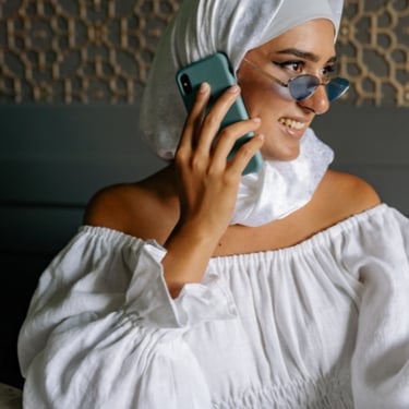 Tarotista española atendiendo consulta por teléfono en USA