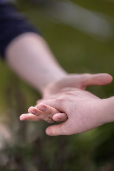 Zwei Hände berühren sich als Symbol für Vertrauen, Unterstützung und persönliches Coaching