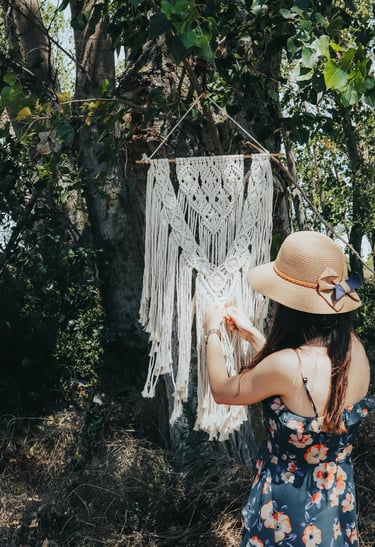 chica en el taller de macramé haciendo un arreglo para pared