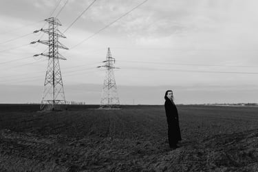 Kobieta w polu, w tle słup elektryczny, portret Opole