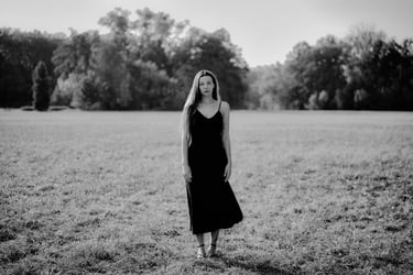 Minimalistyczny portret kobiety na polanie, Opole
