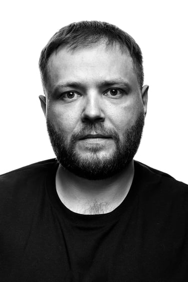 Minimalistyczny portret mężczyzny w studio, czerń i biel