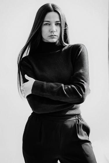 Kobieta na białym tle, portret w studio, golf
