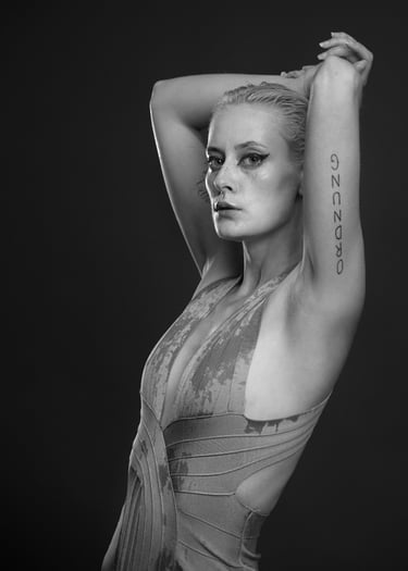 Portret kobiety w studio, czerń i biel