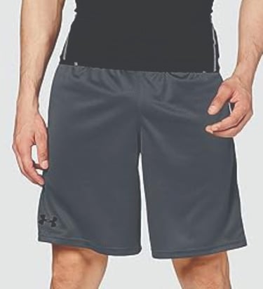Atleta com bermuda Under Armour verde militar em tecido técnico de alta respirabilidade.