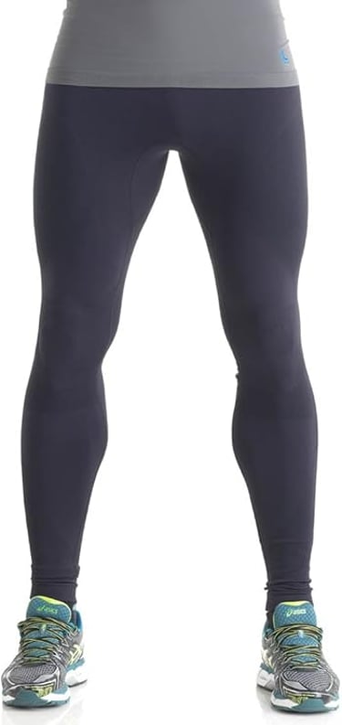 Modelo vestindo calça Under Armour azul marinho em tecido técnico de alta performance.