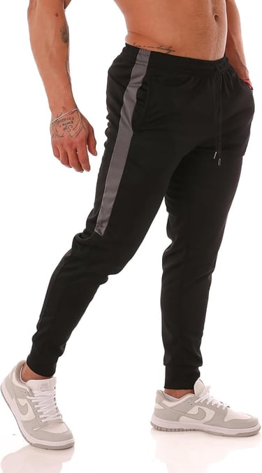 Modelo vestindo calça Under Armour azul marinho em tecido técnico de alta performance.