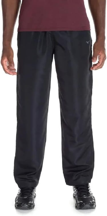 Modelo vestindo calça jogger Olympikus cinza claro, focada em conforto e versatilidade.