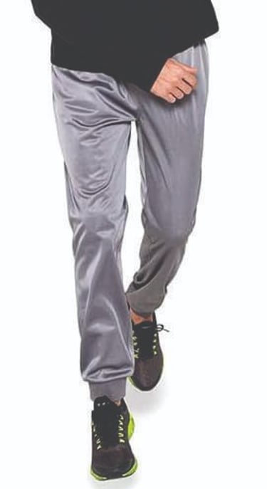 Modelo vestindo calça jogger Olympikus cinza claro, focada em conforto e versatilidade.