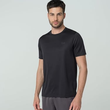 Modelo vestindo camiseta Fila Myler preta, ideal para treinos diários e corridas leves.