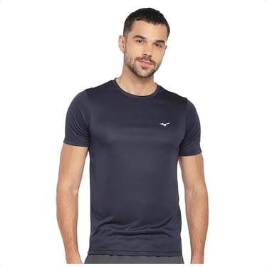 Modelo usando camiseta Mizuno Run Spark 2 azul marinho, focada em performance e durabilidade.
