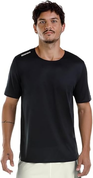 Atleta com camiseta Olympikus Corre preta, evidenciando o corte atlético e tecido ultra leve.