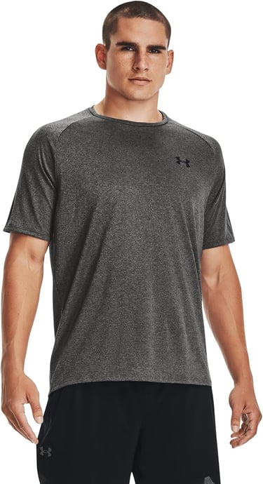 Modelo vestindo camiseta Under Armour Tech 2.0 cinza, focada em conforto térmico e versatilidade.