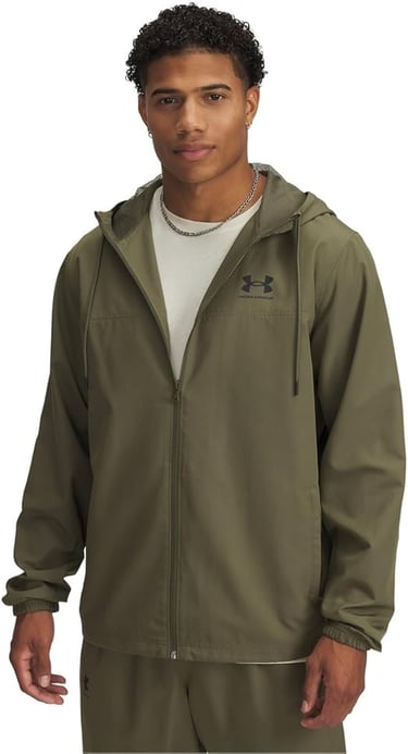 Atleta com jaqueta Under Armour verde militar em tecido técnico de alta performance.
