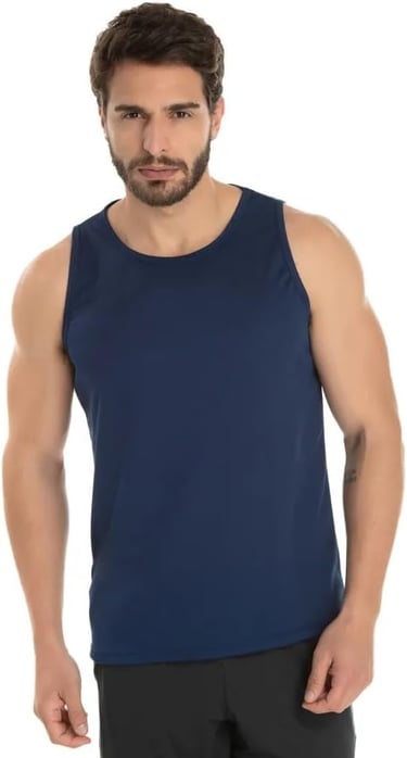 Atleta usando regata azul marinho Mirante em tecido Dry Fit para máxima ventilação.