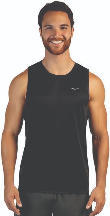 Modelo sorridente usando regata Mizuno Spark 2 preta, ideal para performance diária.
