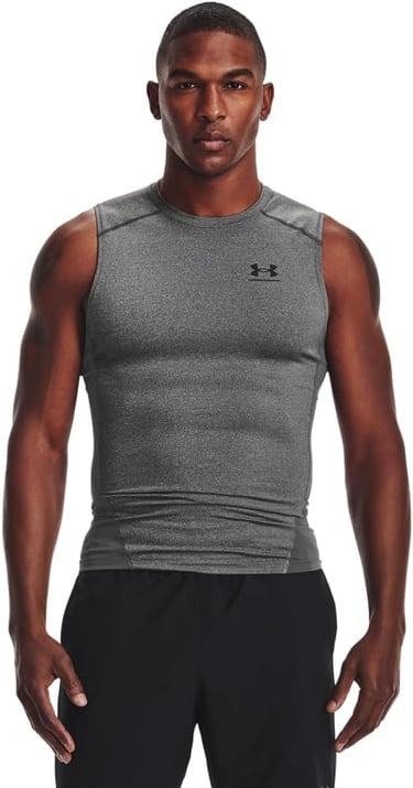 Modelo vestindo regata de compressão cinza Under Armour para suporte muscular intenso.