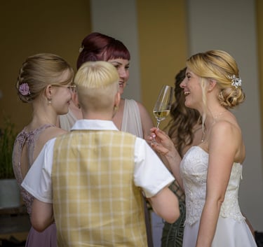 Braut lacht mit Gästen beim Sektempfang – Hochzeitsfotograf Möhnesee