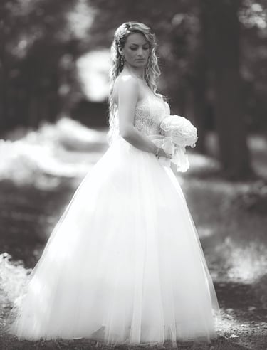 Elegantes Schwarz-Weiß-Portrait der Braut im Sonnenlicht im Wald am Möhnesee.