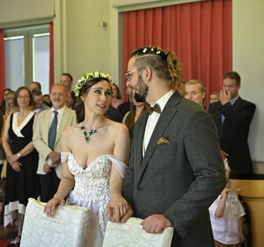 Emotionaler Moment während der Hochzeit am Möhnesee – das Brautpaar steht gemeinsam vor dem Traualtar.