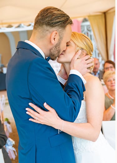 Braut und Bräutigam küssen sich während der Trauung – emotionaler Hochzeitsmoment am Möhnesee.