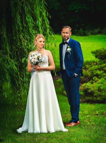 Romantisches Brautpaar unter grünen Bäumen am Möhnesee.