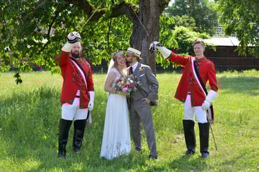 Authentische Hochzeitsfotos am Möhnesee: Paarshooting im Freien mit historischer Garde.