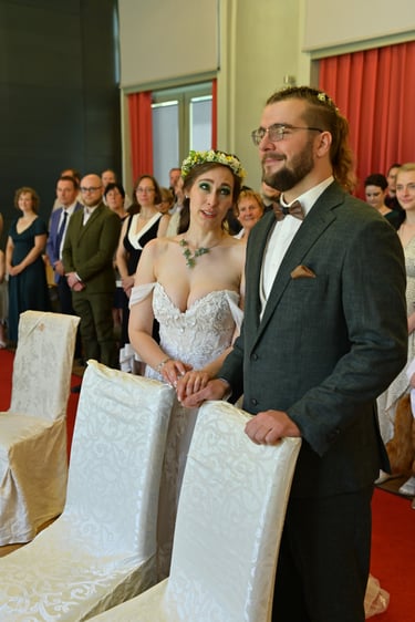 Hochzeitsfotograf Möhnesee: Brautpaar hält Händchen während der Trauung; emotionale Reportage im Standesamt.