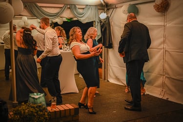 Hochzeitsgäste tanzen auf der Feier, in Körbecke