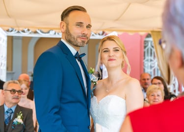 Brautpaar bei der standesamtlichen Hochzeit am Möhnesee.