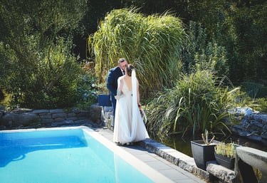 Romantisches Brautpaar-Paarshooting bei einer Hochzeit am Möhnesee, fotografiert im Grünen am Wasser.