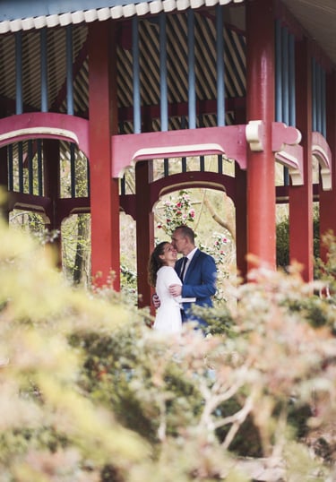 Paarshooting eines Brautpaares in einem Gartenpavillon bei einer Hochzeit am Möhnesee.
