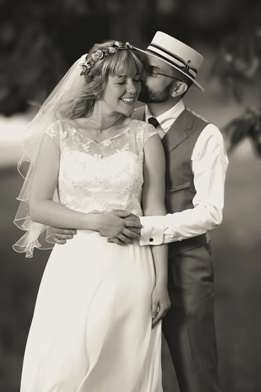Braut und Bräutigam umarmen sich liebevoll bei ihrer Hochzeit am Möhnesee