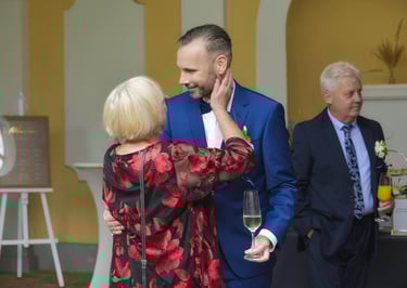 Emotionaler Sektempfang bei einer Hochzeit am Möhnesee, festgehalten vom Hochzeitsfotografen