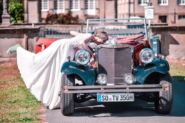 Braut mit Oldtimer – humorvolle Hochzeitsfotografie am Möhnesee.