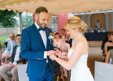 Ringtausch bei der Trauung am Möhnesee.