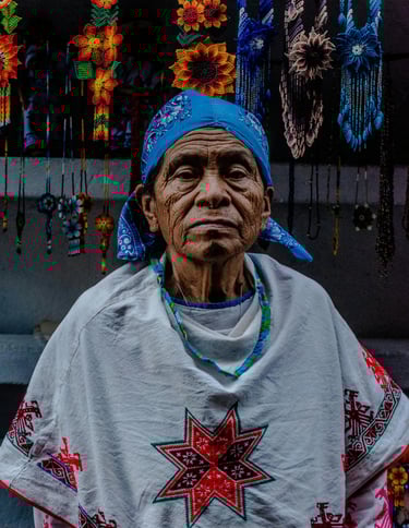 Mujer indigena exponiendo sus artesanias