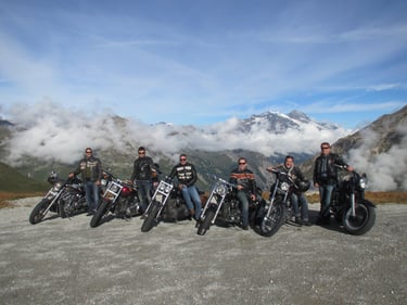 Harrley Davidson Fahrer posiere auf einem Pass neben ihren Harleys
