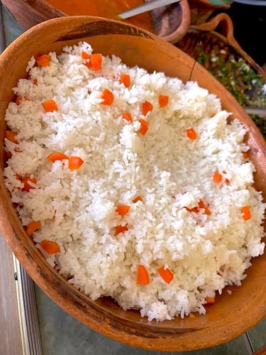 Cazuela de arroz blanco en cocina Lulú
