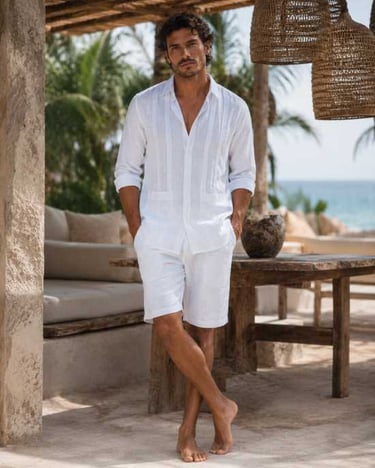 Hombre en ropa blanca de algodón en Tulum, con short y camisa 3 cuartos