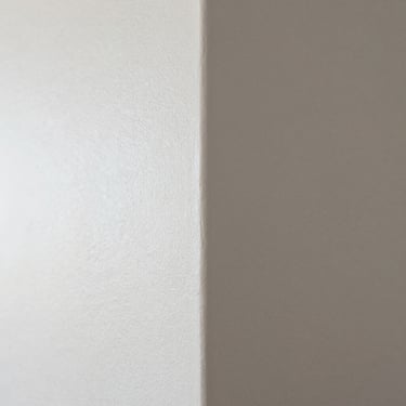 A detail shot of a perfectly painted wall corner in a modern home in Sarasota, Florida, showing smooth texture and professional quality under bright natural light.
