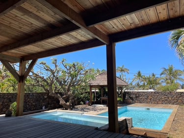 Charpente, volige, et couverture pour pergola de piscine - Artisan charpentier bois Cilaos, La Réunion 974