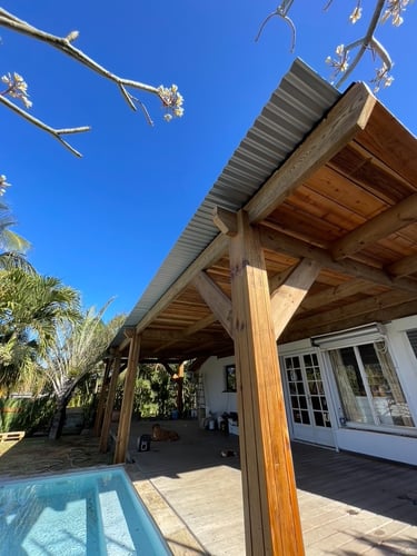 Charpente, volige, et couverture pour pergola de piscine - Artisan charpentier bois Cilaos, La Réunion 974