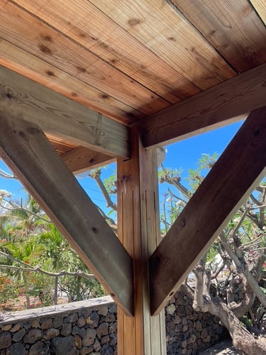 Charpente, volige, et couverture pour pergola de piscine - Artisan charpentier bois Cilaos, La Réunion 974
