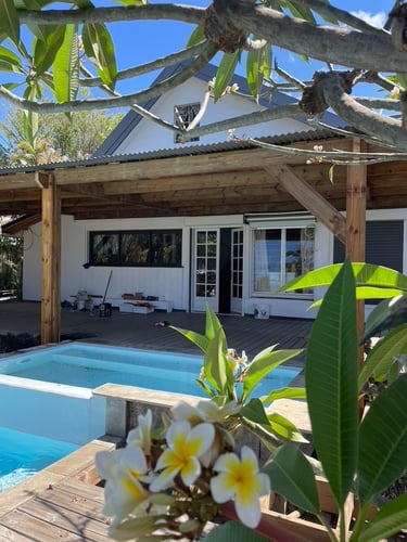 Charpente, volige, et couverture pour pergola de piscine - Artisan charpentier bois Cilaos, La Réunion 974