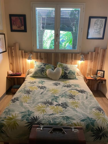 Menuiserie tête de lit en cryptoméria local, bois réunionnais - Artisan charpentier bois Cilaos, La Réunion 974